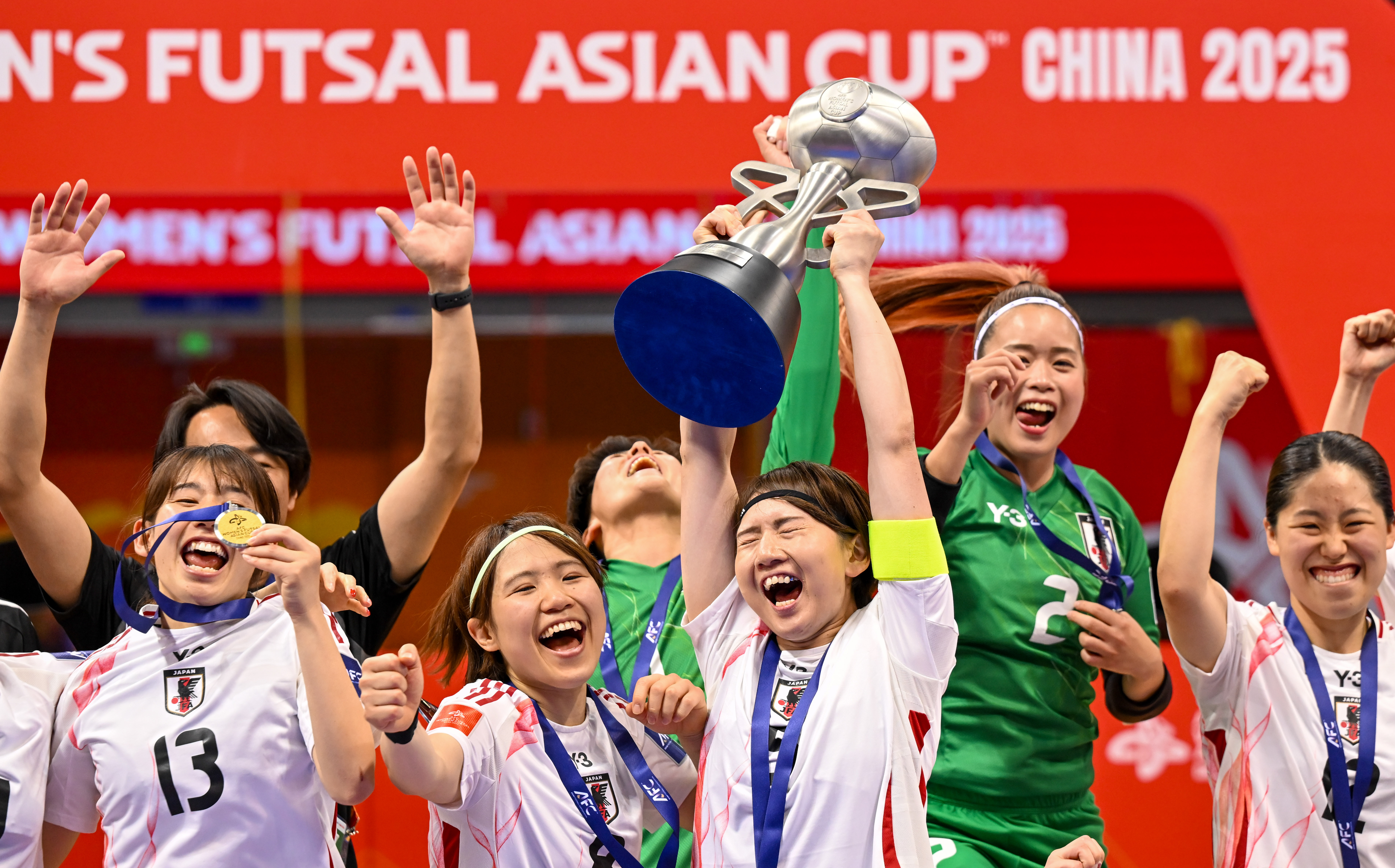 包含东亚足球盛会：女性选手积极备战冠军奖的词条