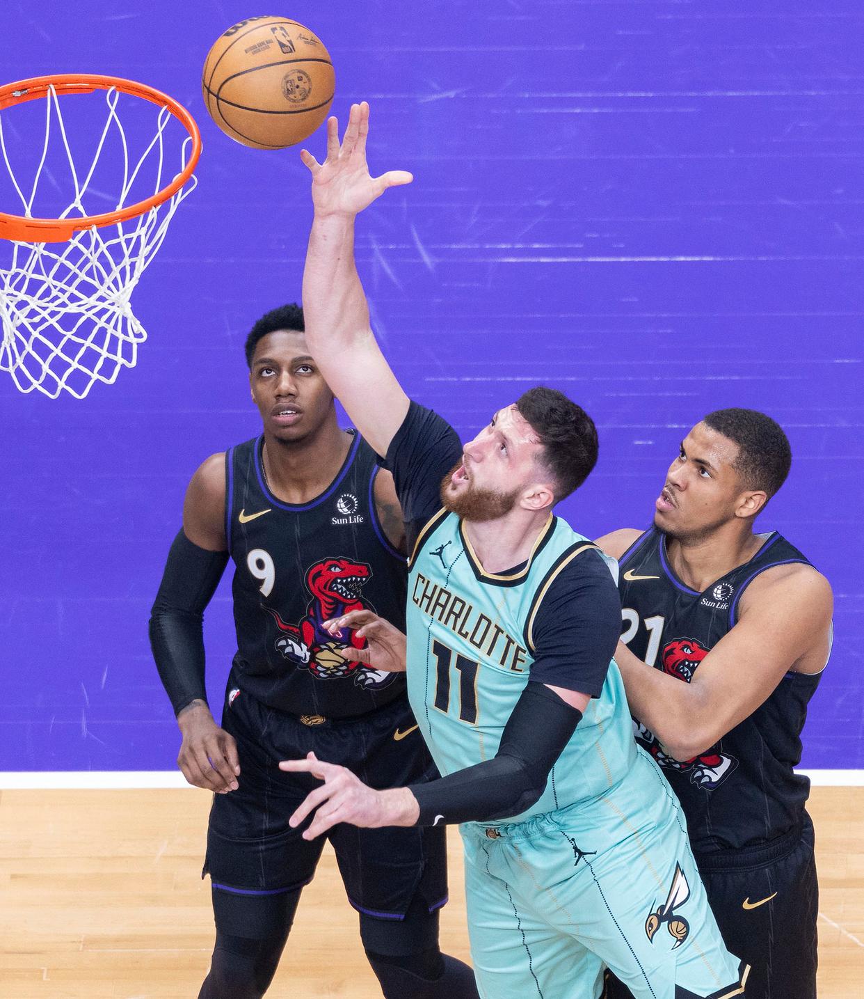 关于猛龙球员集体爆发，联手取胜的信息