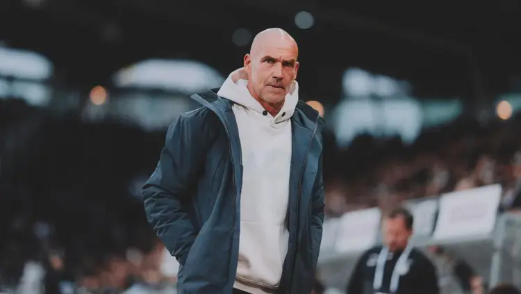 萨尔茨堡主教练在训练中积极发挥