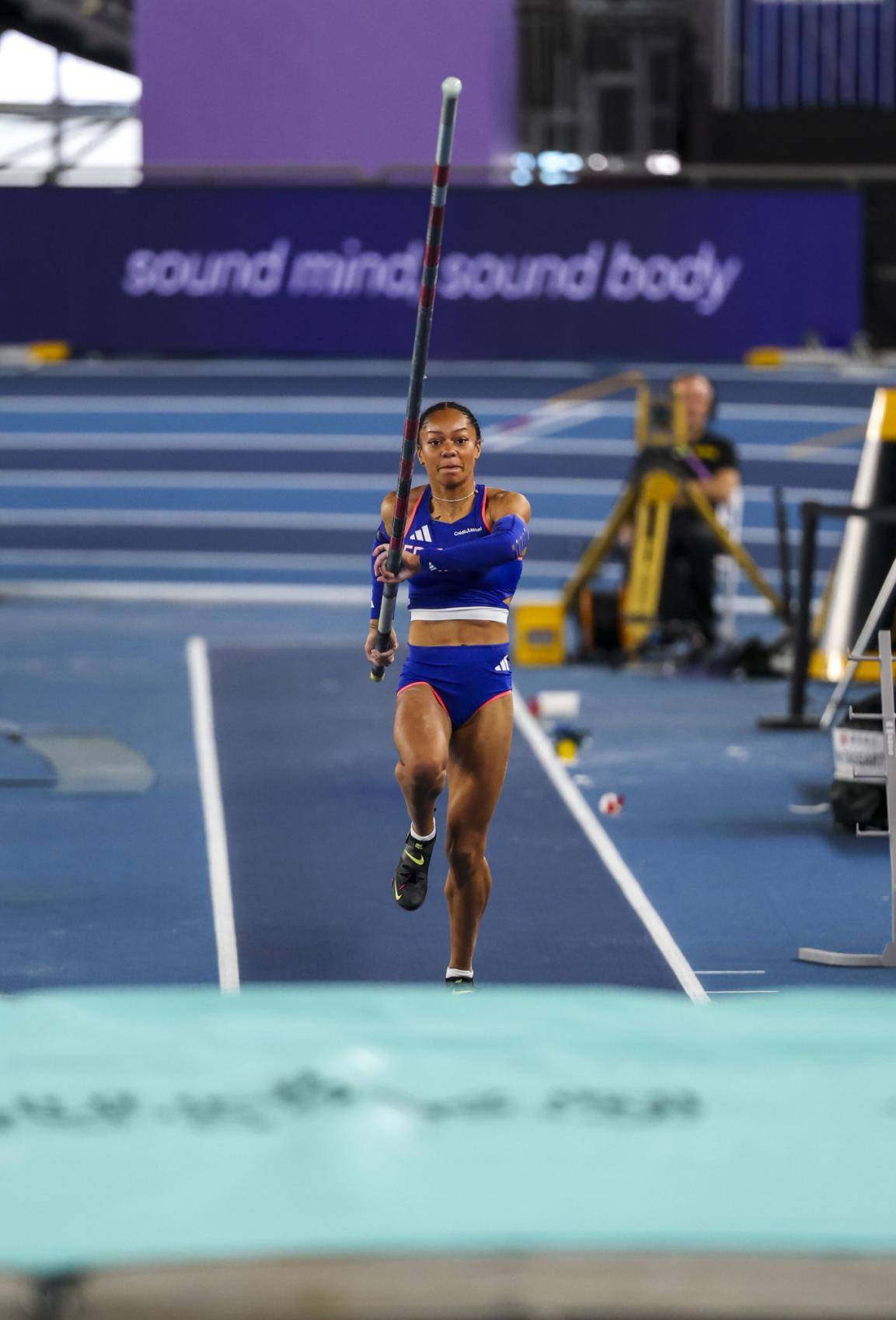 金牌之争:运动员们展开激烈竞争的简单介绍 金牌之争:运动员们展开激烈竞争的简单介绍