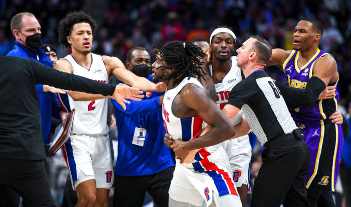 球队应对恶意犯规保持冷静取得胜利的简单介绍