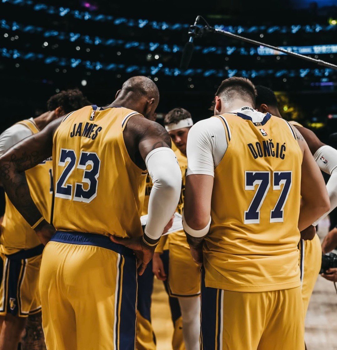 包含湖人复盘战局，全力以赴提升球队整体实力的词条