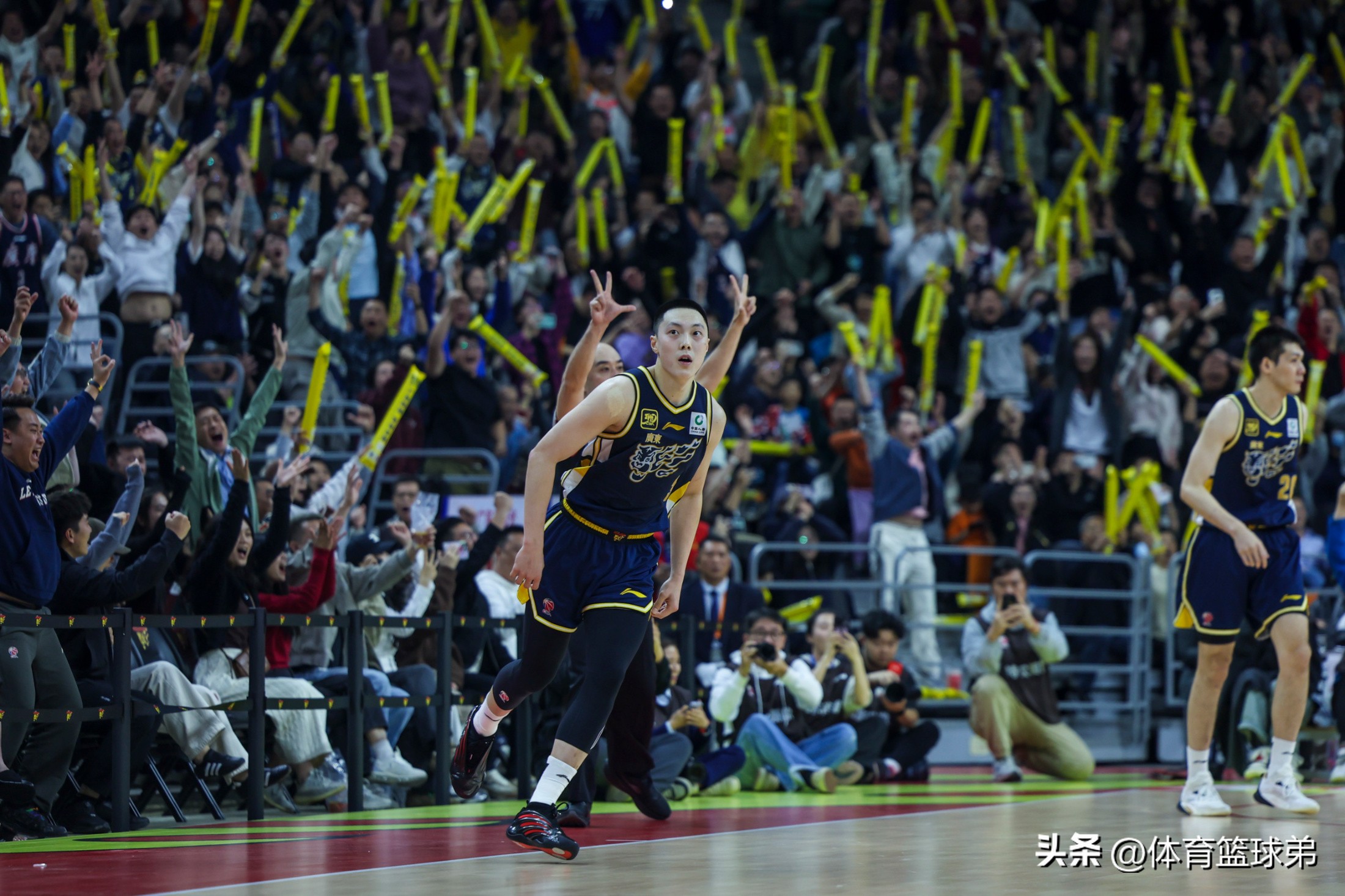 新疆男篮迅猛进攻，再陷对手