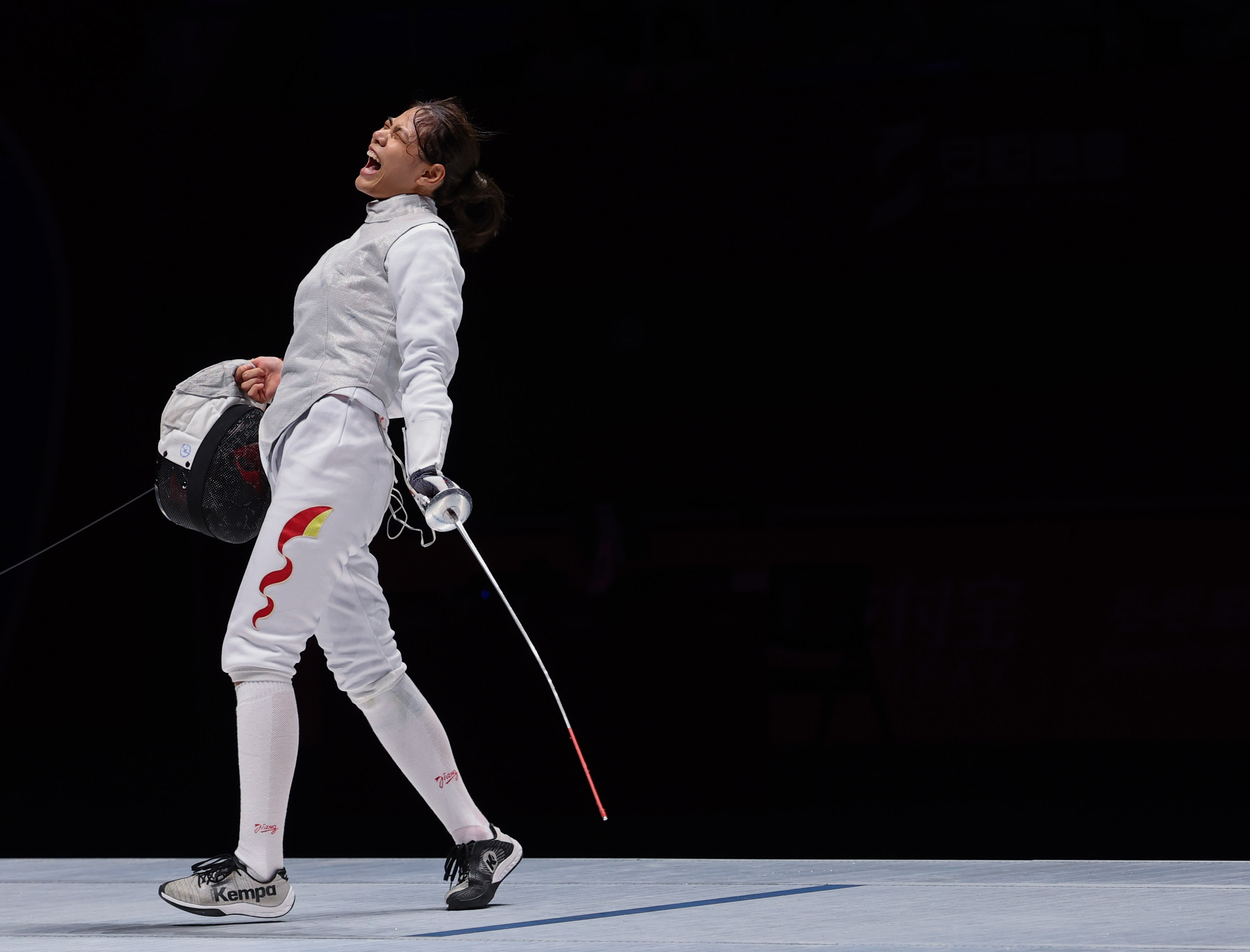 中国击剑队选手斩获金牌激动泪目