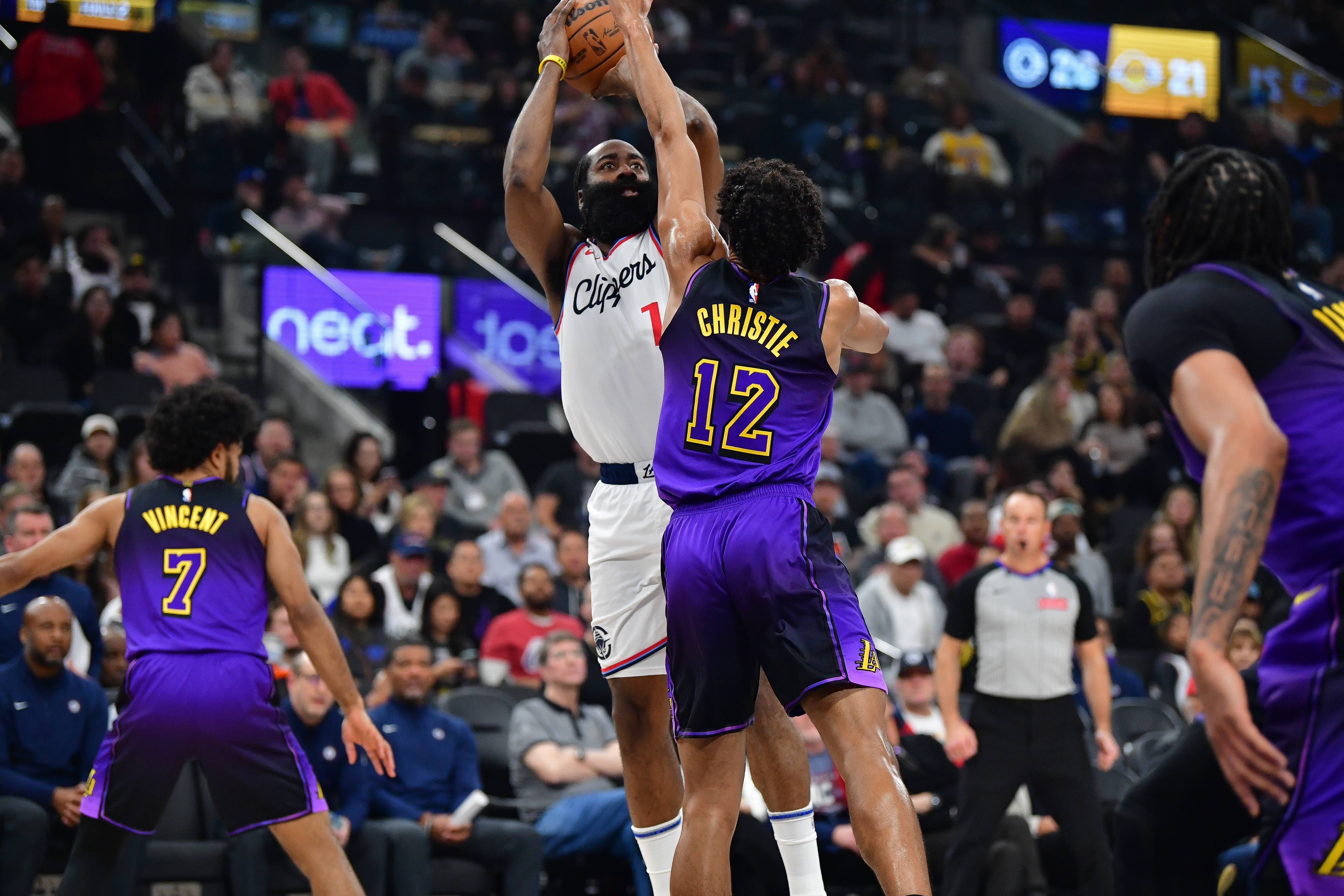 快船险胜鹈鹕保持不败 快船险胜鹈鹕保持不败