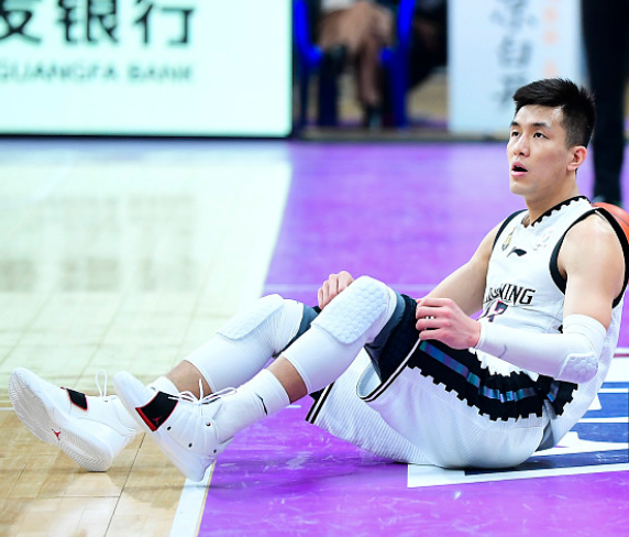 青岛队完胜上海队，郭艾伦状态火热