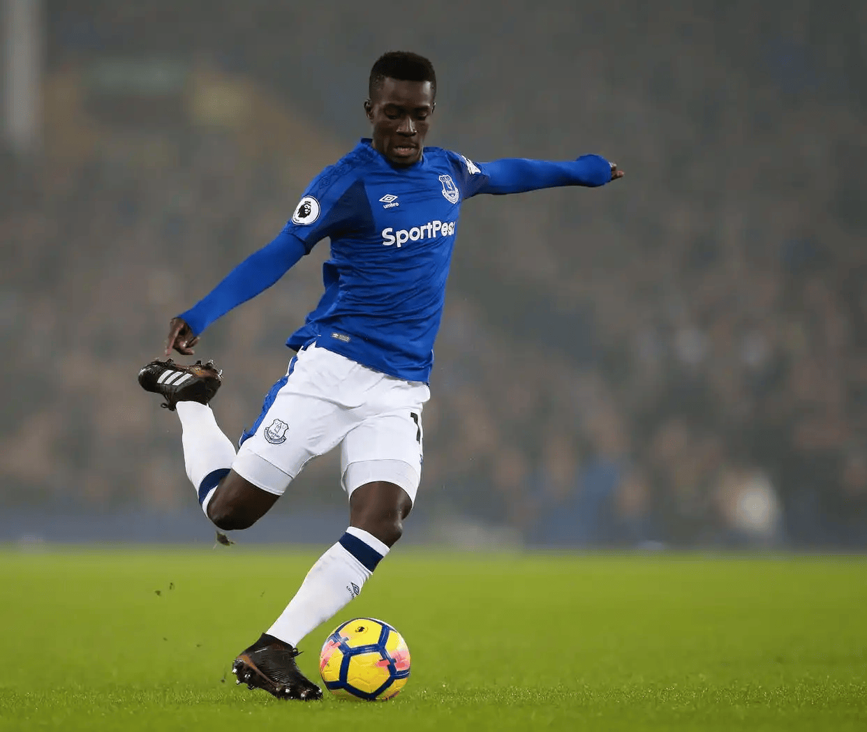 秘鲁对阵冰岛，阿尔瓦雷斯关键进球定乾坤