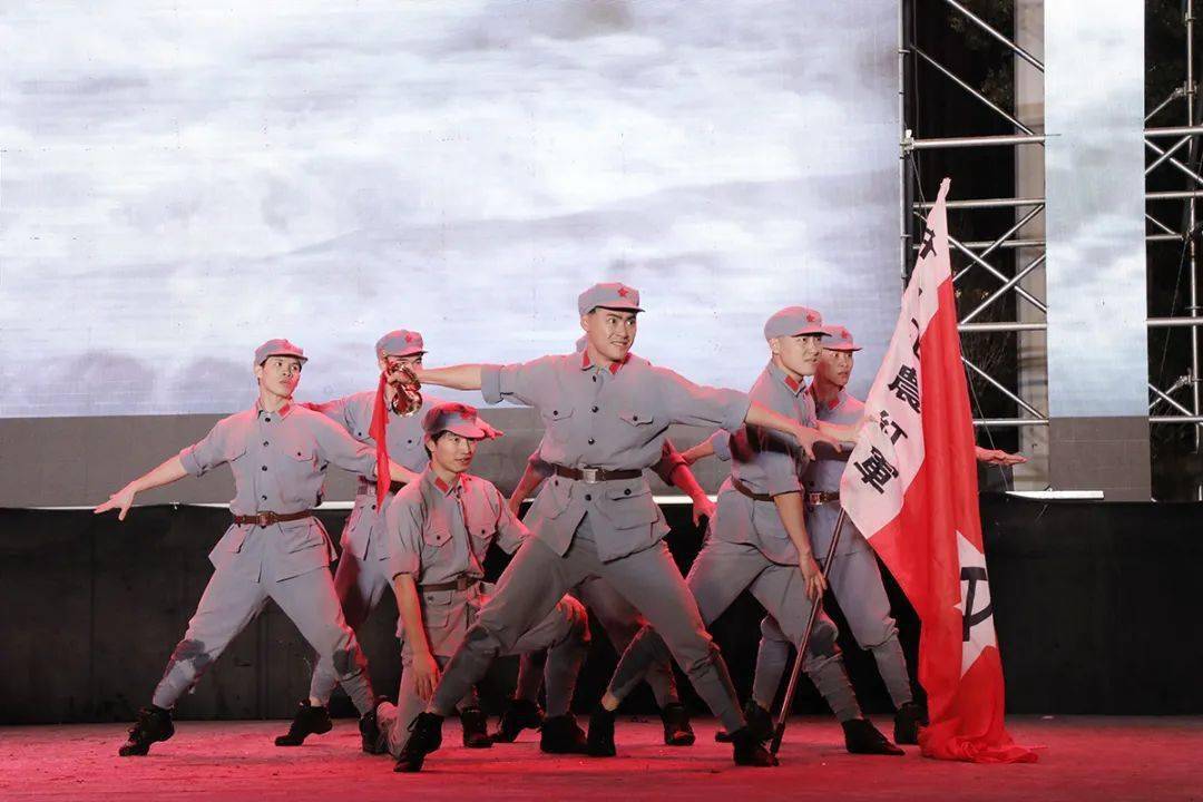 德甲争冠战之夜，贝恩舞台越大越强